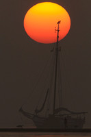 zeilboot bij opkomende zon; sailboat by sunrise