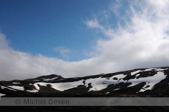 Sneeuw op vulkanisch landschap; snow on vulcanic landscape