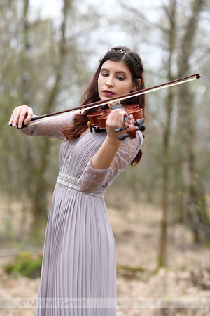 Maria-Angelina speelt viool in natuurgebied; Maria-Angelina play