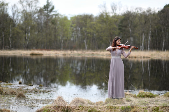 Maria-Angelina speelt viool in natuurgebied; Maria-Angelina play