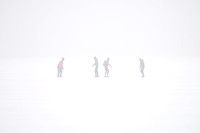 Schaatsers in de mist